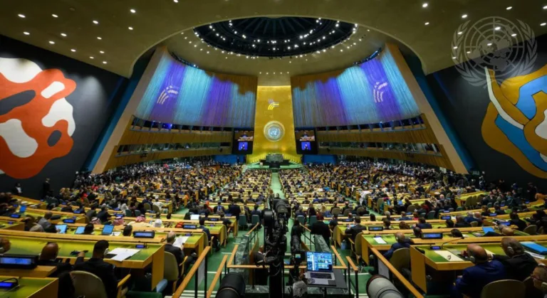 Legenda: Uma visão ampla do Salão da Assembleia Geral durante a abertura da Cúpula do Futuro. Foto: © UN Photo/Loey Felipe