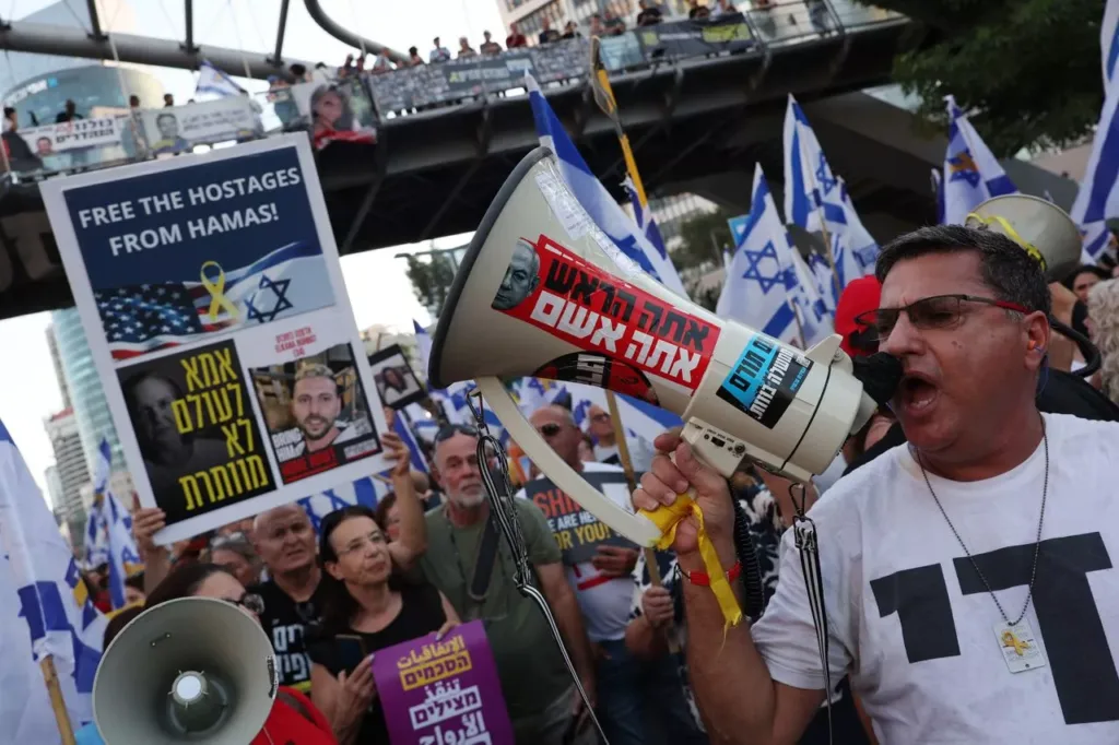 Manifestação antigovernamental exige acordo de cessar fogo e a libertação de israelenses mantidos reféns por militantes palestinos em Gaza desde outubro, em Tel Aviv, Israel, em 1º de setembro. Jack Guez/AFP/Getty Images