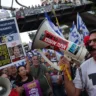 Manifestação antigovernamental exige acordo de cessar fogo e a libertação de israelenses mantidos reféns por militantes palestinos em Gaza desde outubro, em Tel Aviv, Israel, em 1º de setembro. Jack Guez/AFP/Getty Images