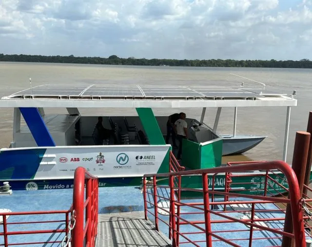 O barco elétrico Poraquê, movido a energia solar, revoluciona o transporte fluvial na Amazônia com sustentabilidade. - Foto: Ascom Norte Energia