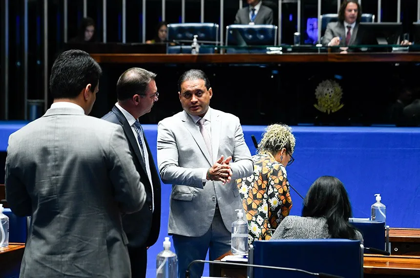 Relator do PLP 192/2023, Weverton (ao centro) na última quarta, em Plenário: texto volta à pauta Marcos Oliveira/Agência Senado