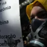 Manifestante carrega cartaz que alerta para a contradição entre o projeto da Petrobras de perfurar poços na Amazônia e a COP30, marcada para acontecer em Belém, no ano que vem: situação pode colocar em cheque a ambiciosa agenda ambiental do governo Lula. AP Photo/Eraldo Peres