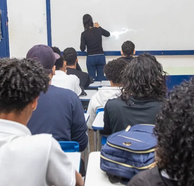 Escolas enfrentam falta de ventiladores, ar-condicionado e manutenção dos bebedouros
