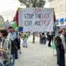 Centenas de estudantes e acadêmicos pró-palestinos se reúnem com bandeiras e faixas palestinas no Campus Roeterseiland da Universidade de Amsterdã (UvA) e marcham até o prédio Maagdenhuis da UvA na Rua Spui para condenar a falha da administração da universidade em cortar laços com instituições israelenses enquanto o novo ano acadêmico começa em Amsterdã, Holanda, em 6 de setembro de 2024. [Selman Aksünger / Agência Anadolu]