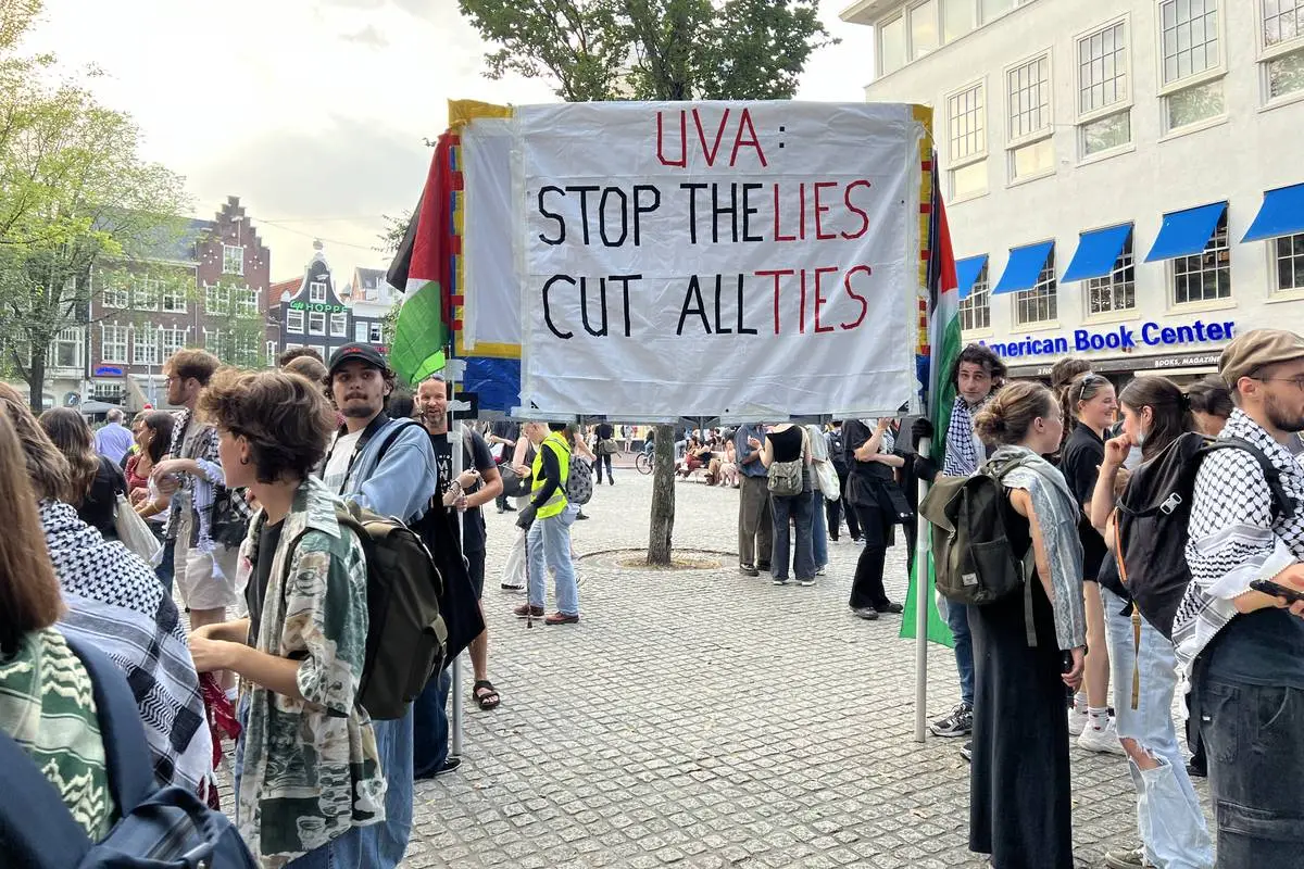 Centenas de estudantes e acadêmicos pró-palestinos se reúnem com bandeiras e faixas palestinas no Campus Roeterseiland da Universidade de Amsterdã (UvA) e marcham até o prédio Maagdenhuis da UvA na Rua Spui para condenar a falha da administração da universidade em cortar laços com instituições israelenses enquanto o novo ano acadêmico começa em Amsterdã, Holanda, em 6 de setembro de 2024. [Selman Aksünger / Agência Anadolu]