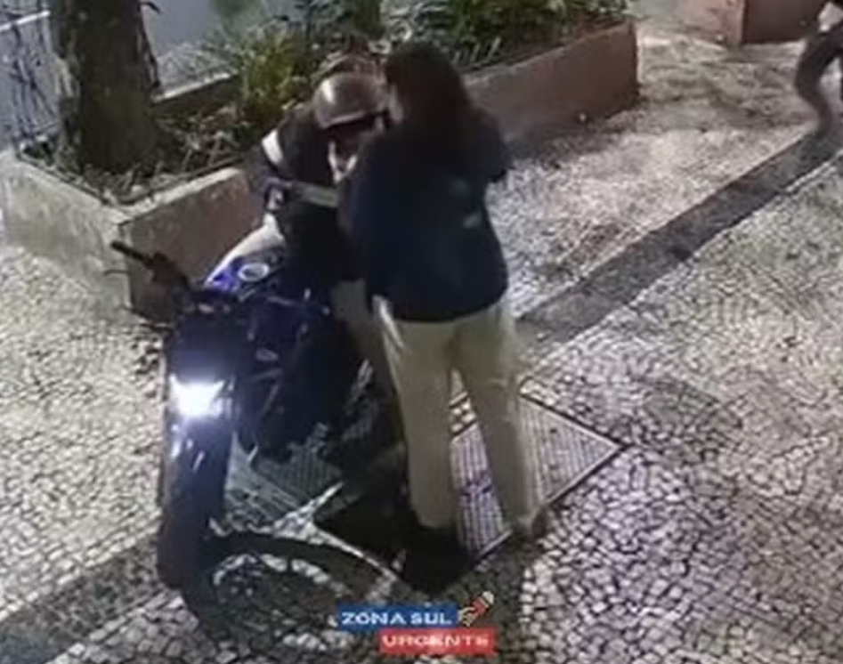 Criminosos em motocicleta assaltam casal em Copacabana, Zona Sul do Rio