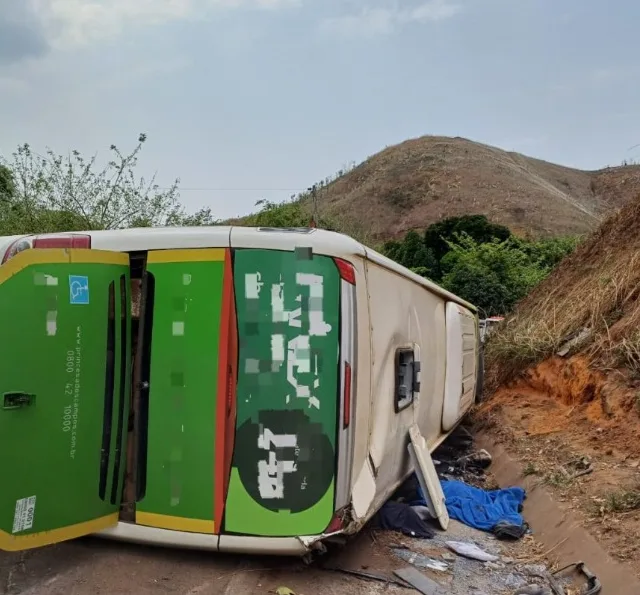 Ônibus tomba na Serra das Araras e deixa três mortos