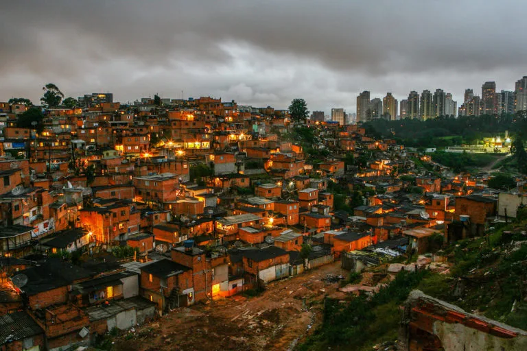 Vista da favela de Paraisópolis, na zona sul de São Paulo, com prédios de alto padrão do bairro do Morumbi ao fundo. Foto: Apu Gomes/Oxfam