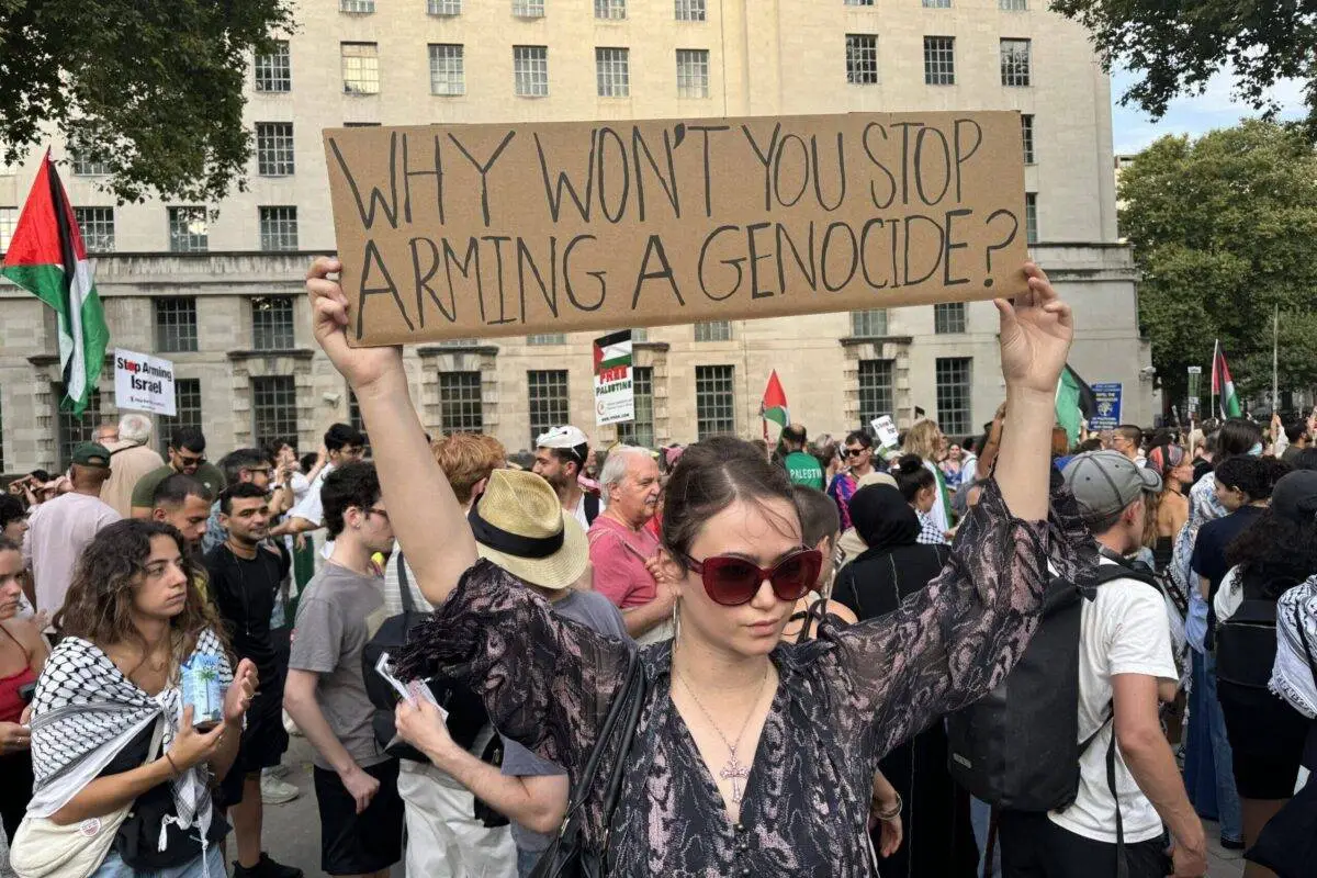 Manifestantes, durante a manifestação pró-palestina no centro de Londres, em Londres, Reino Unido, em 12 de agosto de 2024 [Burak Bir/Anadolu via Getty Images]