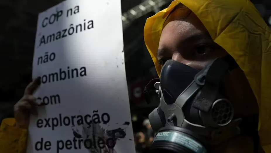 Manifestante carrega cartaz que alerta para a contradição entre o projeto da Petrobras de perfurar poços na Amazônia e a COP30, marcada para acontecer em Belém, no ano que vem: situação pode colocar em cheque a ambiciosa agenda ambiental do governo Lula. AP Photo/Eraldo Peres