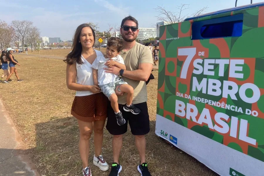 Paloma Carvalho, brasiliense de 41 anos e médica da família, acompanhou o desfile na companhia do marido, Luiz Eduardo Correia, e do filho de três anos, Rafael - Foto: Vinícius Neves / Secom PR
