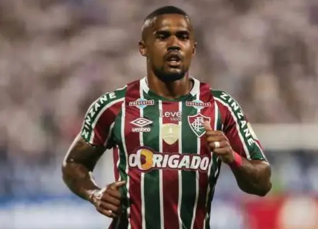 Douglas Costa jogando pelas cores do Tricolor.