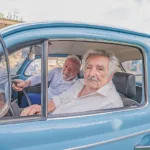 Pepe Mujica andando em seu fusca ao lado do presidente Lula - Foto: Ricardo Stuckert