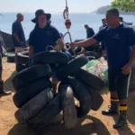 Pescadores artesanais retiram pneus dos arredores da Ilha do Governador, na Baía de Guanarabara, Rio de Janeiro - Foto: Divulgação BVRio