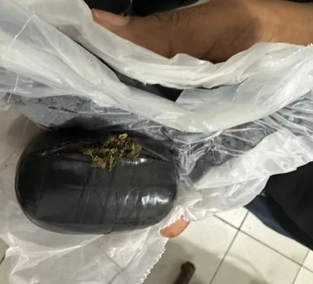 Pacote de maconha apreendido pela polícia