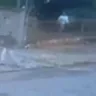 Momento em que uma vizinha e um motociclista vem em socorro do pedestre