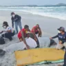 Guarda-vidas auxilia resgate de golfinho em Cabo Frio