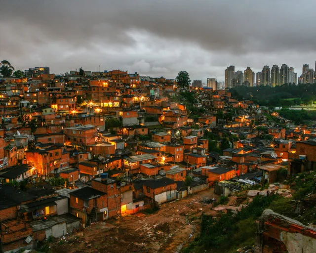 Vista da favela de Paraisópolis, na zona sul de São Paulo, com prédios de alto padrão do bairro do Morumbi ao fundo. Foto: Apu Gomes/Oxfam