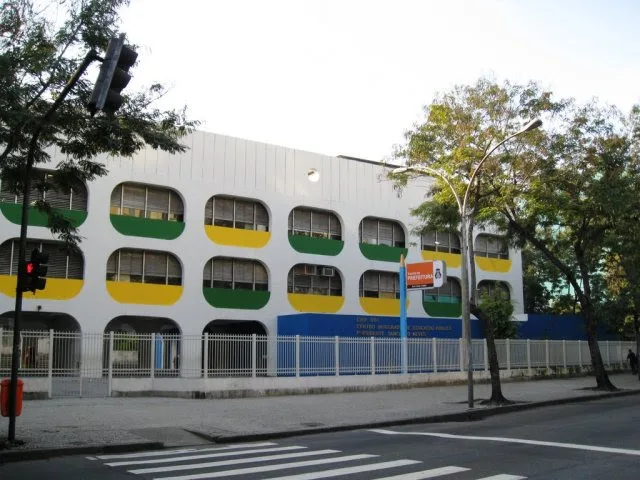 Fachada do Ciep Tancredo Neves no bairro do Catete; por conta do calor, professores chegam a desistir de dar aula
