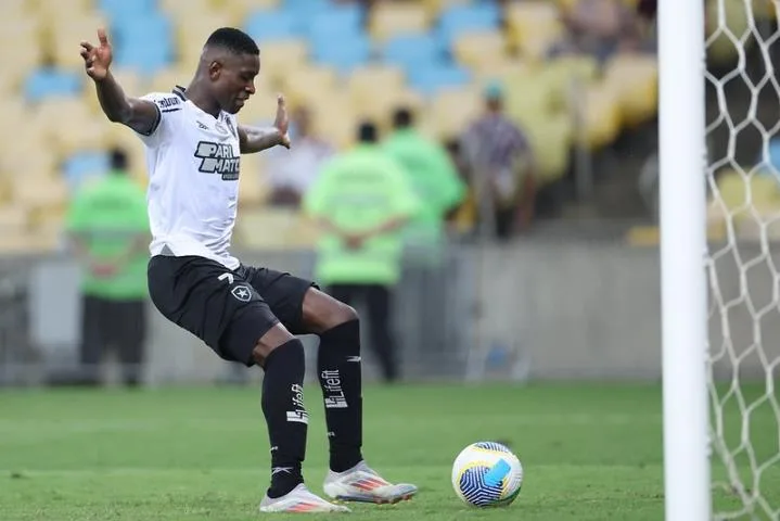 Luiz Henrique marca o gol da vitória do Glorioso, nos acréscimos do 2º tempo (Crédito: Vitor Silva/SAF Botafogo)