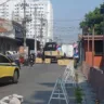 PM bloqueia ruas da Maré com blocos de concreto — Foto: Reprodução