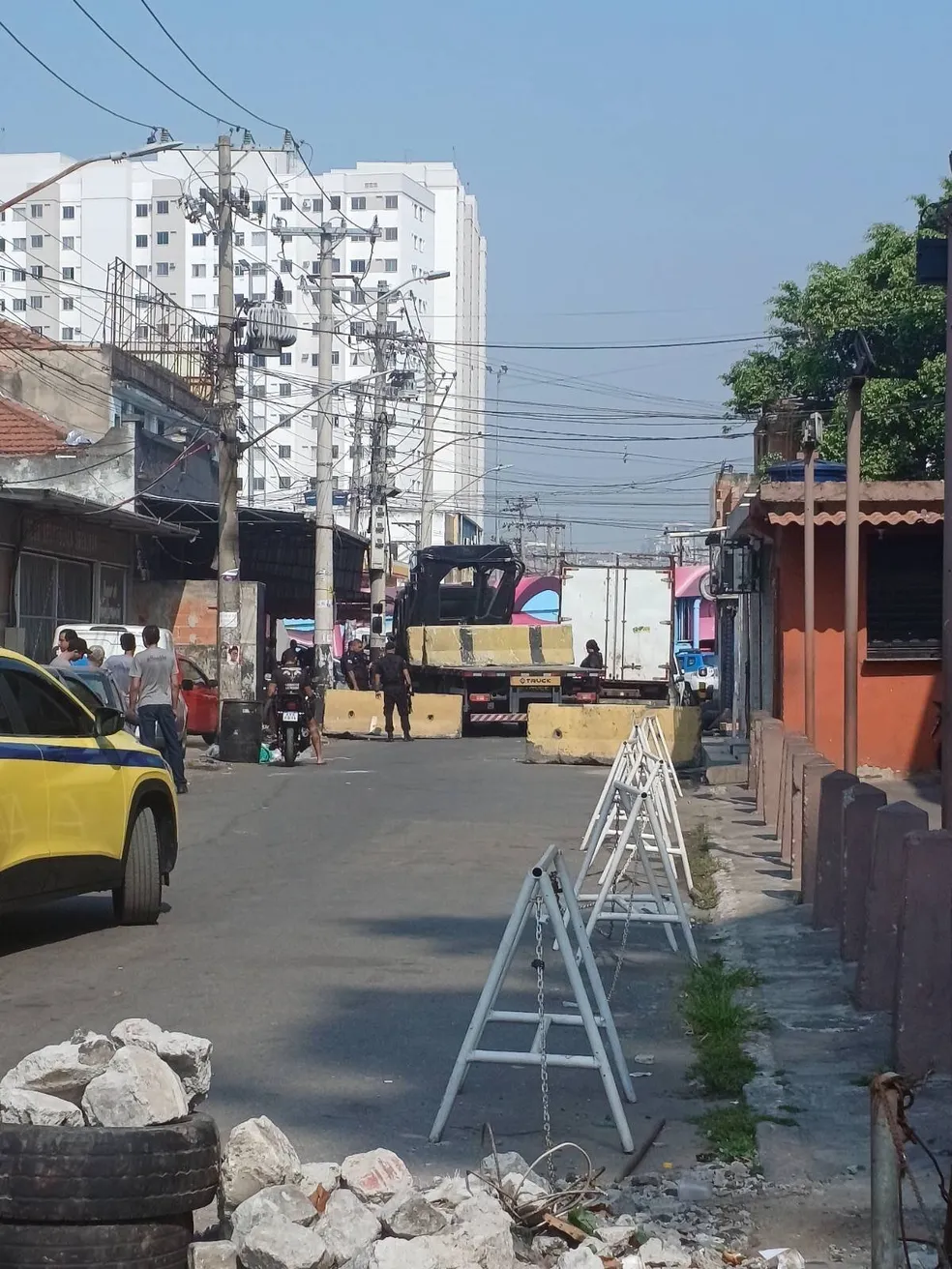 PM bloqueia ruas da Maré com blocos de concreto — Foto: Reprodução