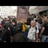 Manifestantes marcham em Paris contra a nomeação de Michel Barnier - Reprodução