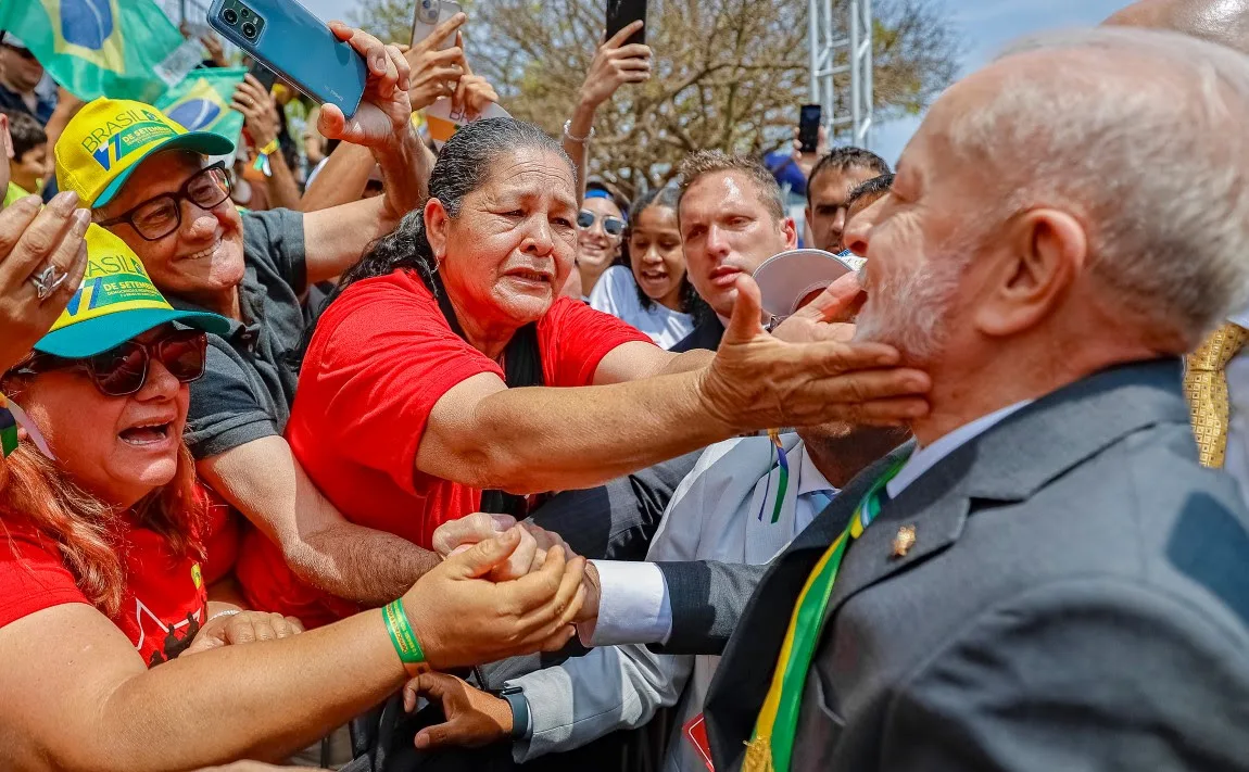 Presidente Lula foi abraçar as pessoas que compareceram à cerimônia do Dia da Independência - Foto: Ricardo Stuckert / PR