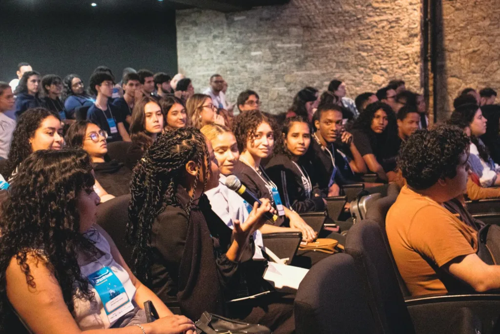 Legenda: Cerca de 100 jovens - entre estudantes de escolas, universidades e de projetos sociais do Rio de Janeiro participaram da discussão sobre o papel da juventude no futuro comum.
Foto: © Yago Gonçalves