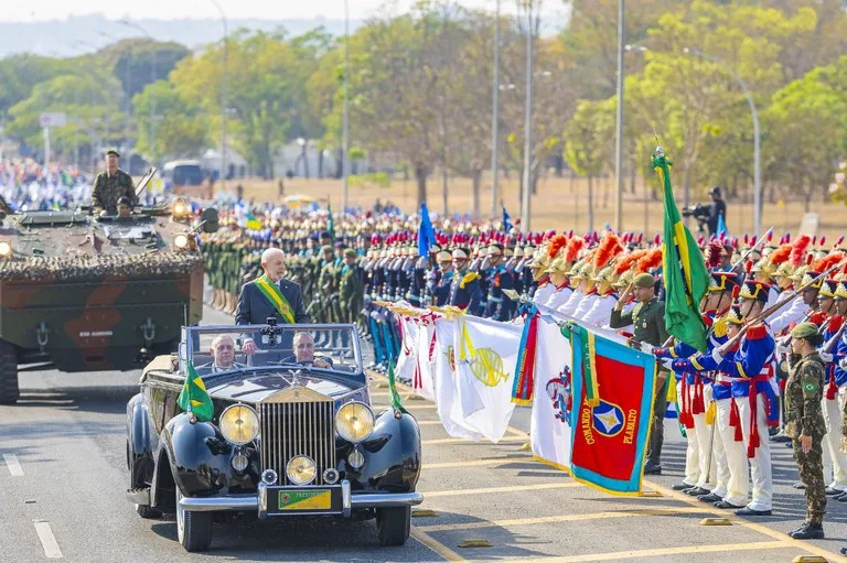 Presidente Lula chegou às 8h45 e desfilou em carro aberto até o palanque de autoridades - Foto: Ricardo Stuckert / PR

