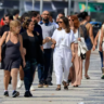 Janja caminha entre outros frequentadores pelo calçadão de Copacabana em direção ao Chopin — Foto: Dan Delmiro Divulgação