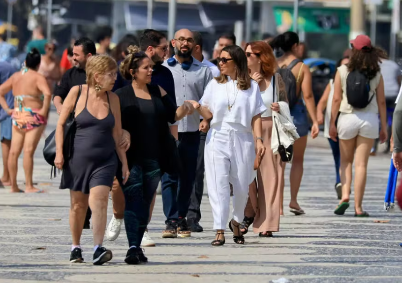 Janja caminha entre outros frequentadores pelo calçadão de Copacabana em direção ao Chopin — Foto: Dan Delmiro Divulgação