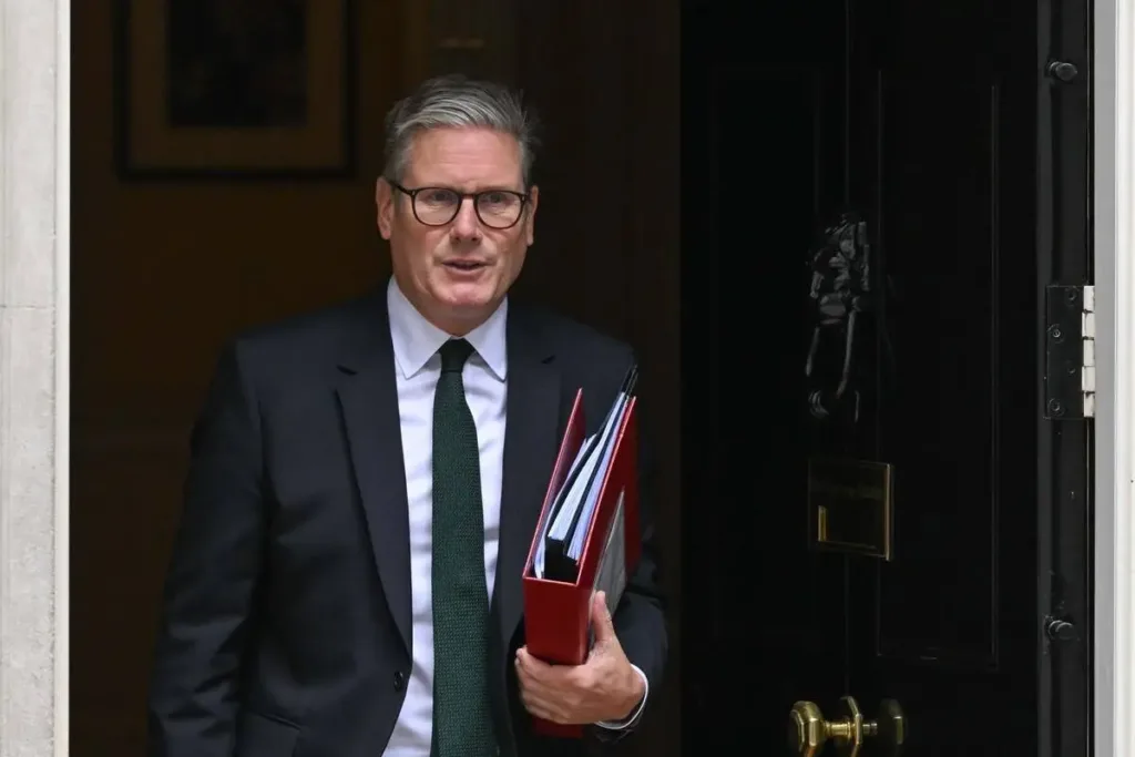 O primeiro-ministro do Reino Unido, Keir Starmer, deixa o 10 Downing Street antes das Perguntas do Primeiro-Ministro (PMQs) após o recesso de verão em Londres, Reino Unido, em 4 de setembro de 2024. [Raşid Necati Aslım – Agência Anadolu]