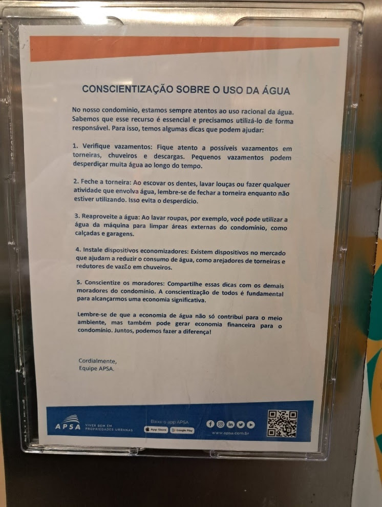 Aviso de conscientização sobre uso da água em elevador de condomínio administrado pela APSA. Crédito: Divulgação
