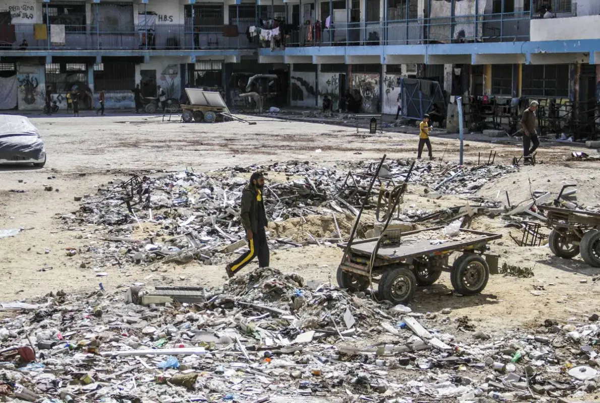 Palestinos tentam continuar suas vidas diárias entre os prédios destruídos em condições difíceis no Campo de Refugiados de Jabalia enquanto os ataques israelenses continuam na Cidade de Gaza, Gaza, em 18 de outubro de 2024. [Mahmoud İssa – Agência Anadolu]