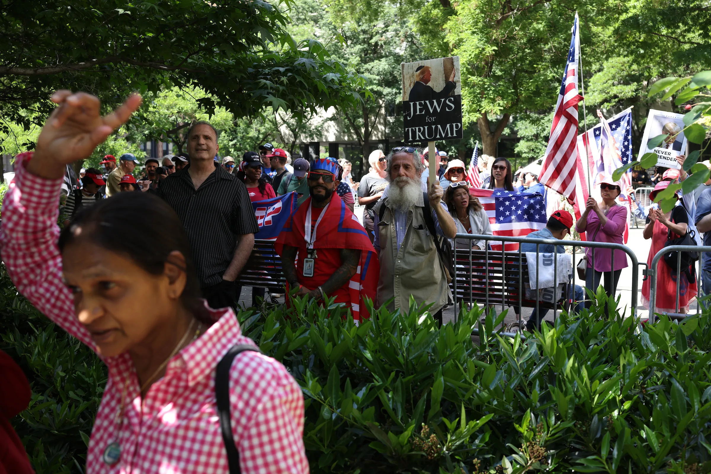 Nova York/EUA - Apoiadores do ex-presidente americano Donald Trump fazem vigilia do lado de fora da corte criminal de Manhattan, em Nova York. Foto Caio Guatelli/Fotos Publicas