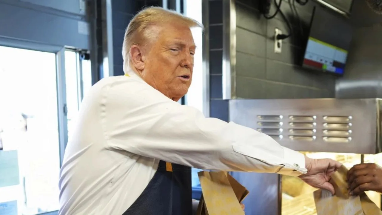 Donald Trump, atual candidato à Presidência dos EUA, durante ”visita” a um McDonald’s em Feasterville-Trevose, Pensilvânia – Foto: Reprodução