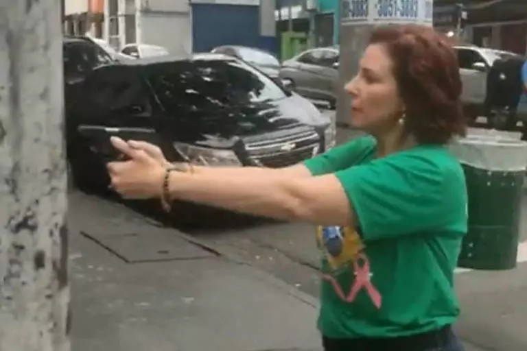 Deputada federal Carla Zambelli saca arma e aponta para o jornalista Luan Araújo. Foto: Reprodução