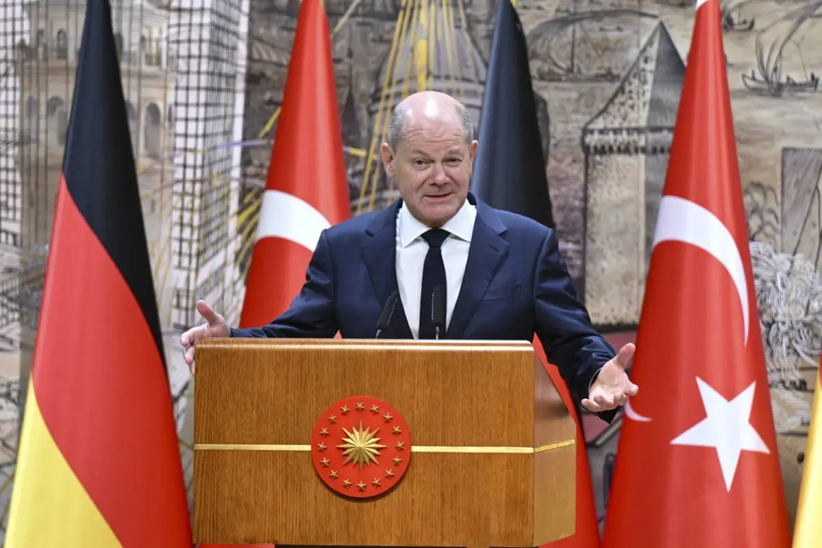 O chanceler alemão Olaf Scholz discursa em Istambul, Turquia, em 19 de outubro de 2024. [Arif Hüdaverdi Yaman – Agência Anadolu]