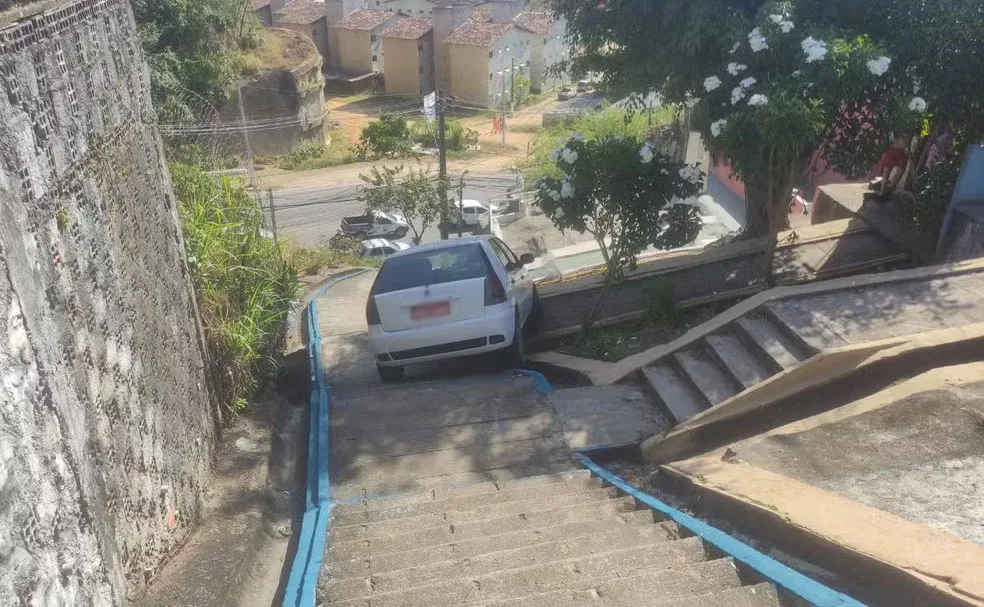 Carro preso em escadaria