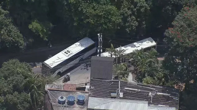 Nove ônibus sequestrados são usados como barricada no Rio | Diário Carioca