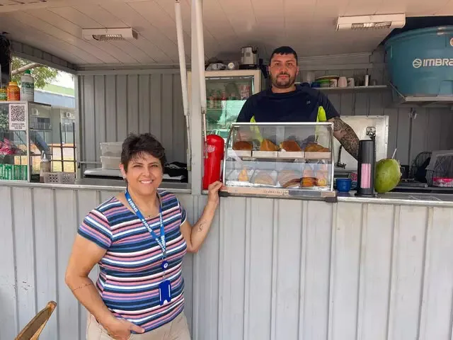 Honorino e Silvana posam na barraquinha de lanches