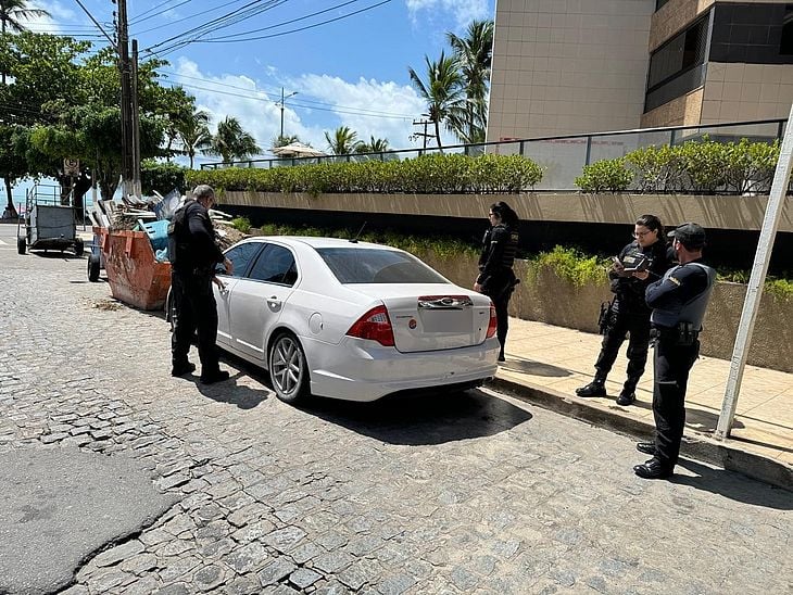 Carro após tentativa de furto