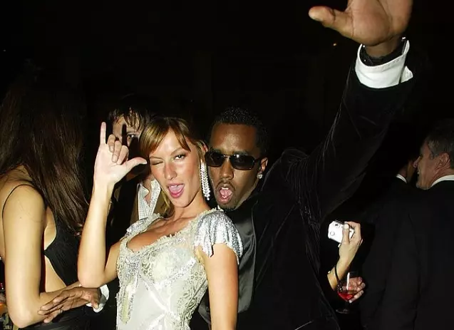 Gisele Bundchen e Diddy no Baile de Gala do Costume Institute, patrocinado pela Gucci, em 28 de abril de 2003, no Museu Metropolitano de Arte em Nova York, EUA – Foto: Gucci