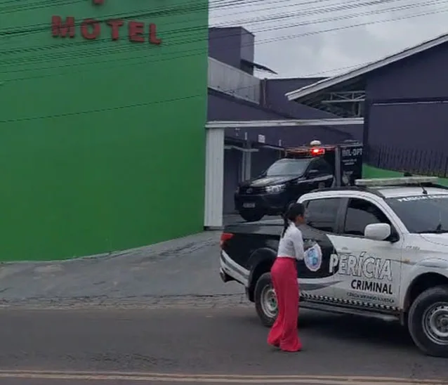 Veículos da perícia e do IML deixam o estacionamento do motel