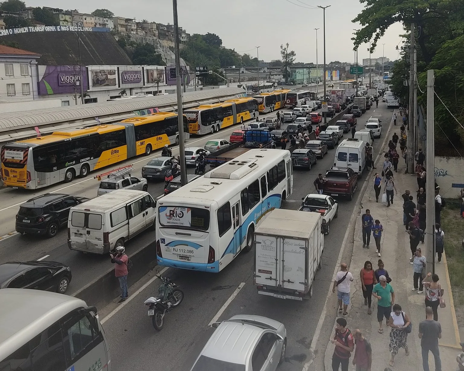 Uma pessoa morre e cinco ficam baleadas em tiroteio na Av. Brasil | Diário Carioca