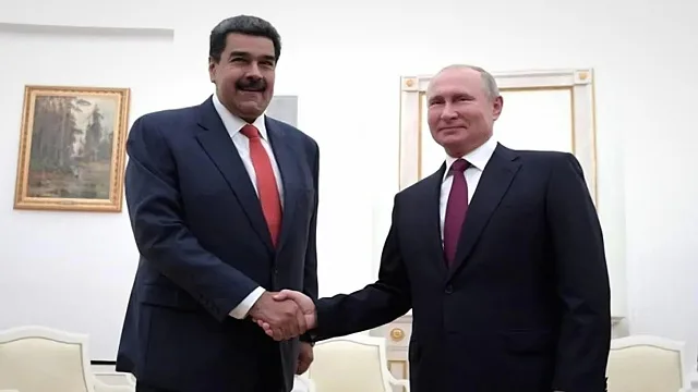 Nicolás Maduro e Vladimir Putin durante encontro na Cúpula do BRICS, onde discutiram cooperação energética e militar.