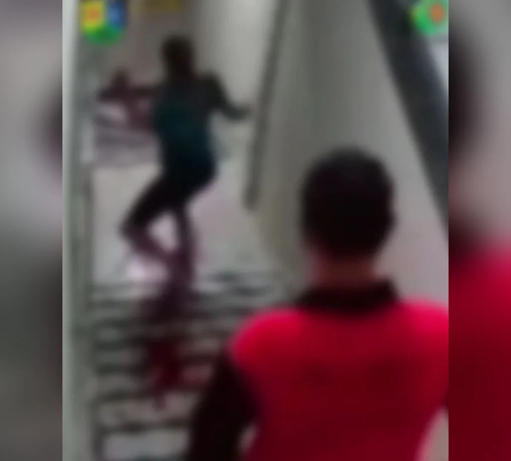 Instante em que a vítima volta a correr após ver o agressor descendo a escada