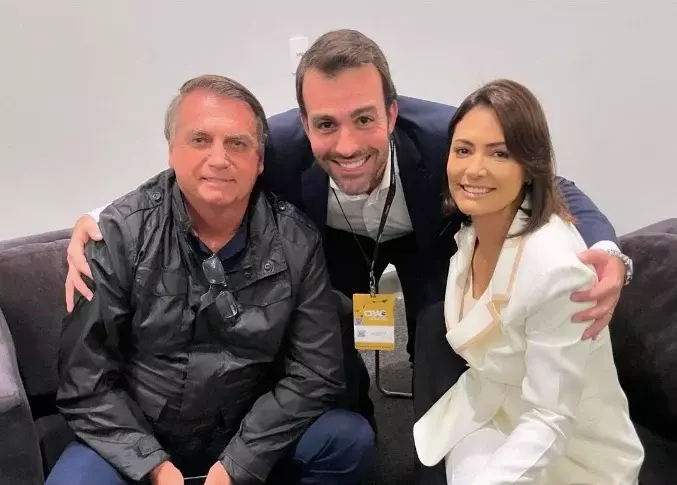 Lucas Bove com Jair e Michelle Bolsonaro. Foto: reprodução
