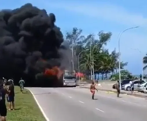 Ônibus de torcedores do Peñarol em chamas após saque no Recreio dos Bandeirantes.